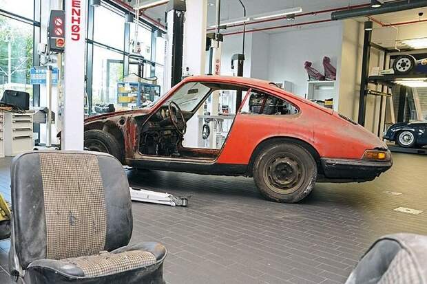Автомобиль был найден в 2014 году в заброшенном сарае немецкой телевизионной группой, которая работала над передачей о Porsche 911 1960-х. porsce 911, porsche, авто, автомобили, восстановление, олдтаймер, реставрация, ретро авто