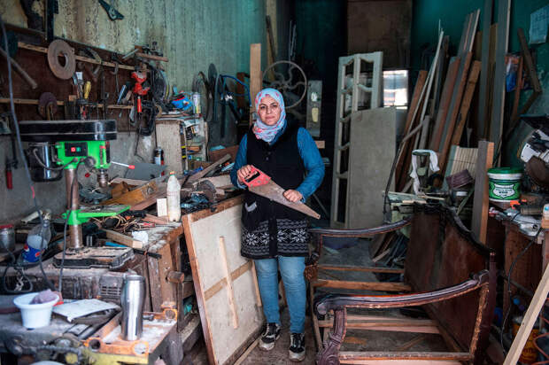 Плотник в мастерской в центре Каира, Египет