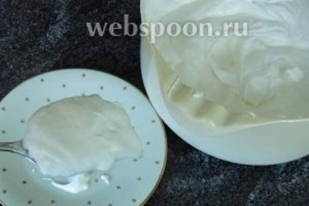 Сразу же откладываем в сторону 1-2 ст. л. с горой полные белка. Из него мы сделаем корнетом малые формочки.