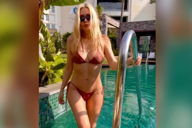 Наталья Рудова на отдыхе в Турции позировала у бассейна в бикини