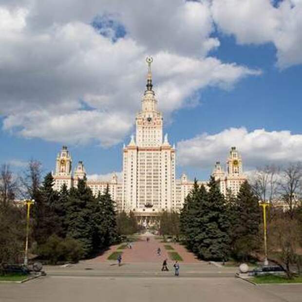 Аргумент мгу. Парк возле главного здания МГУ им. Ломоносова. Зиккурат главное здание МГУ. Ворота МГУ. Самый престижный Московский университет.