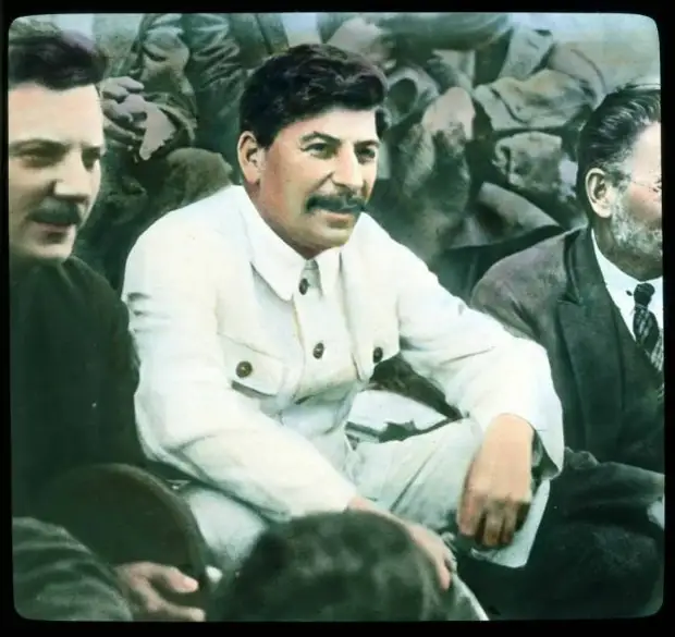 Сталин. Слева и справа от него – Ворошилов и Калинин