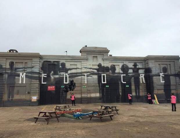 Добро пожаловать в Dismaland, самый мрачный парк аттракционов от Banksy (18 фото)