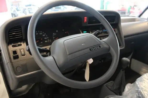 31-летний Toyota Hiace продают по цене новой GR86, и вот почему