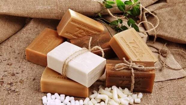 Натуральное мыло хорошо подсушивает и заживляет кожу