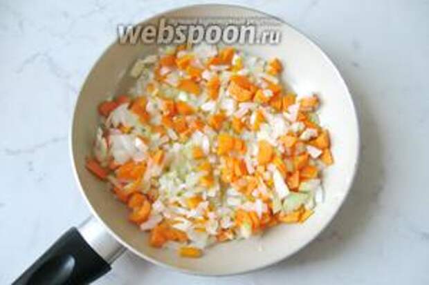 Жарим лук с морковью на небольшом огне 10-15 минут.