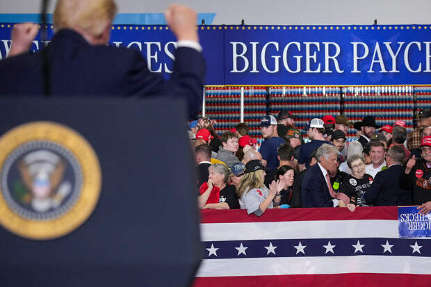 В Кентукки женщина упала в обморок во время речи Трампа на митинге