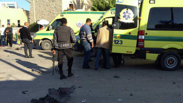 Сотрудники служб безопасности на месте взрыва у отеля Swiss Inn, Синайский полуостров, Египет