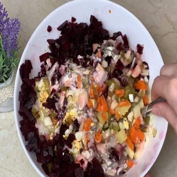 Идеальная закуска для Новогоднего стола: финский салат «Росолли» удивит гостей и спасет ваш вечер