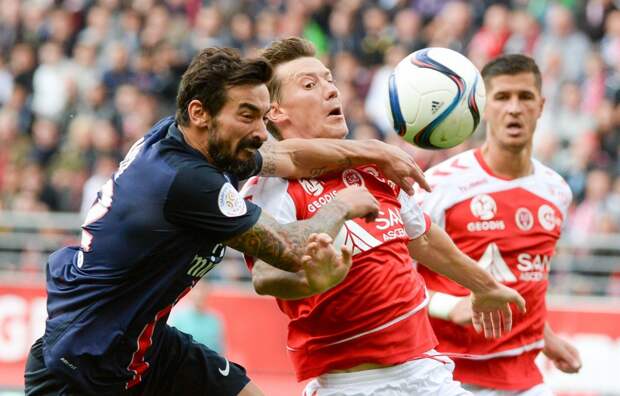 Lavezzi tente de prendre le dessus sur Signorino lors de Reims - PSG