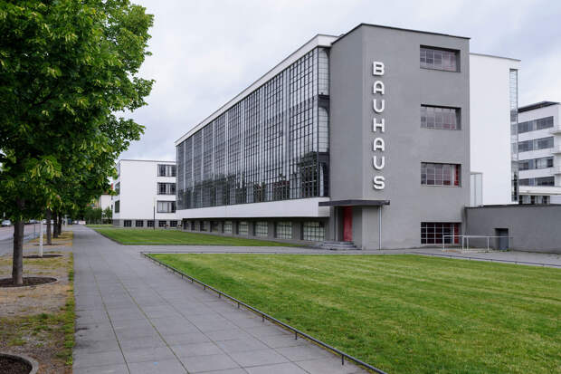 Государственный Дом строительства в Дессау-Росслау, который также был задуман как образец Баухауса, идеального для городской жизни. Здание спроектировано Вальтером Гропиусом