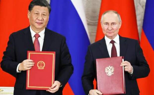 На фото: президент РФ Владимир Путин и председатель КНР Си Цзиньпин (справа налево) псоле подписания совместных документов
