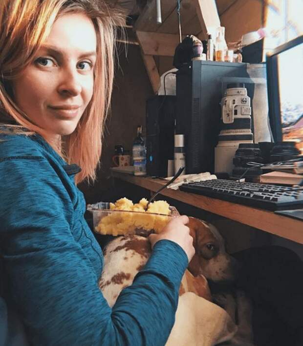 Чтобы ухаживать за больными собаками, москвичка бросила престижную работу и поселилась в лесу