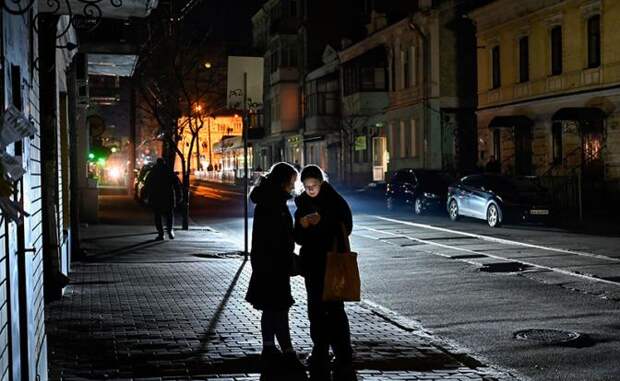 Под постоянные ночные обстрелы украинцы втихаря сводят счеты с Бандерой — это ж русские виноваты будут