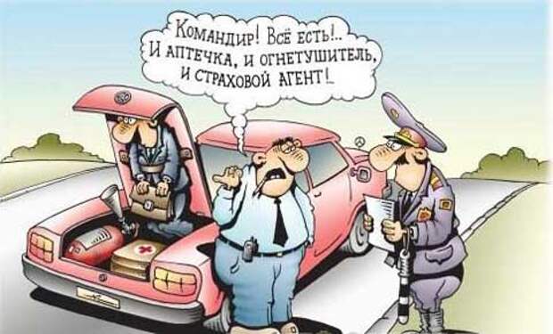 инспектор гаи осматривает транспортное средство