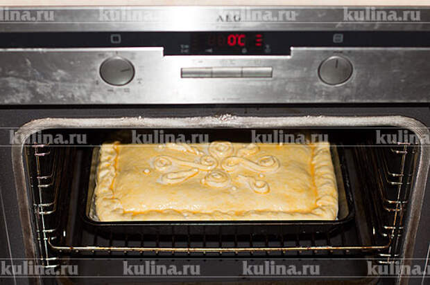 Поставить противень с пирогом в разогретую до 200 градусов духовку и выпекать до готовности, примерно 30-40 минут.
