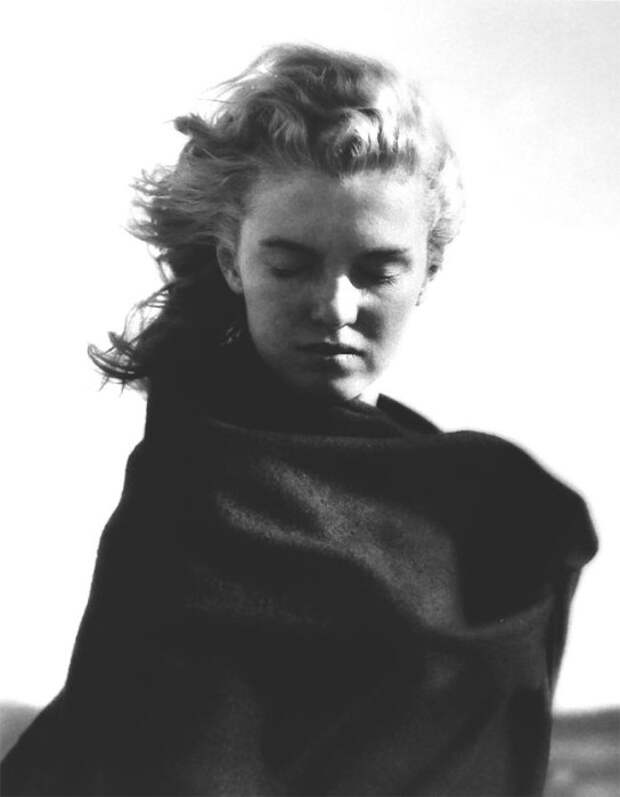 16 чёрно-белых фотографий 20-летней Мэрилин Монро на пляже в Малибу