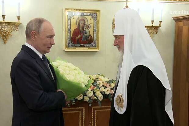 Путин и патриарх Кирилл обменялись пасхальными подарками в храме Христа Спасителя