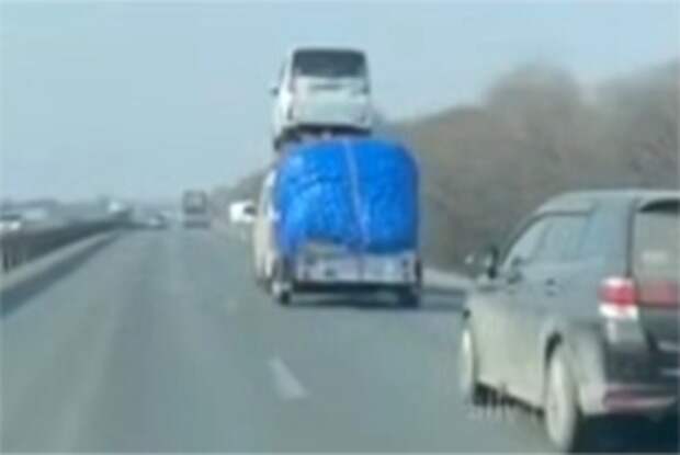 Водитель «закинул» на крышу своего авто вторую машину и поехал по трассе