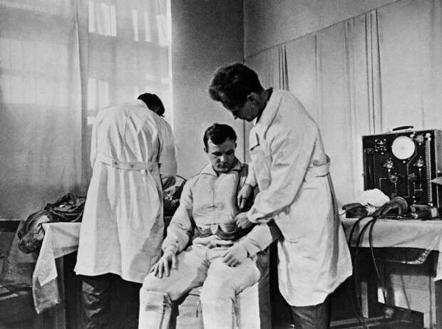 На фото: Казахская ССР. Байконур. Юрий Гагарин перед полетом в космос, 1961.