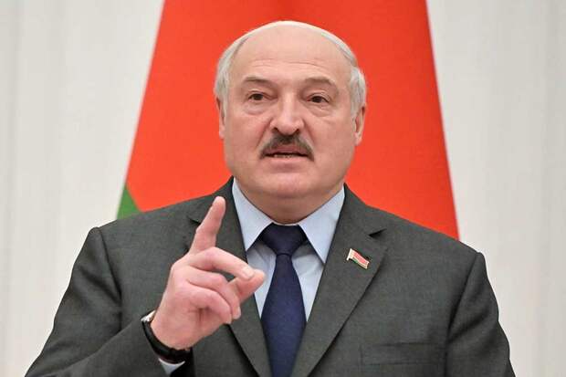 Лукашенко назвал герб и флаг светской иконой, которой должен поклоняться народ