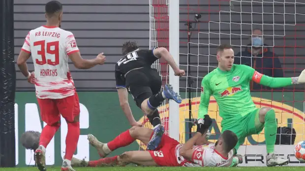 «Лейпциг» Тедеско в большинстве уступил предпоследней команде Бундеслиги