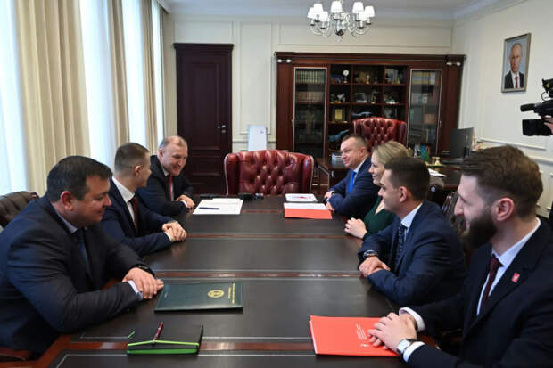 Глава Адыгеи встретился с председателем правления "Движения первых" Артуром Орловым и участницей федеральной кадровой программы «Время героев» Дарьей Светяш