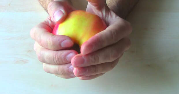 яблоко в руках