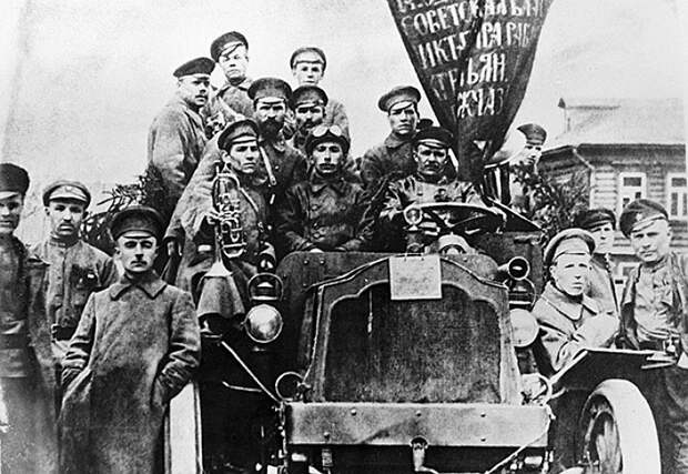 Но большевики завоевали власть и удержали ее не потому, что это надо было Германии или кому-тот еще. Именно в этот период стало ясно, что только опора на народ спасет страну