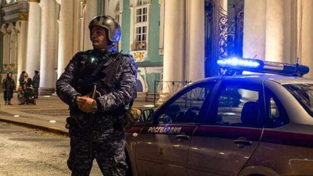 Посетитель Эрмитажа, присевший на трон, заплатит 800 тыс. рублей