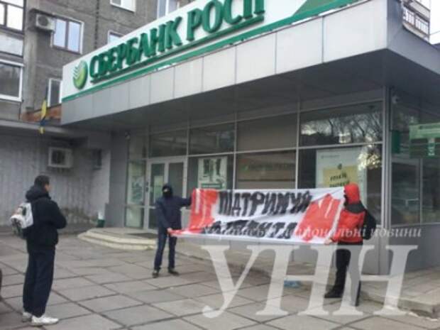 В Днепропетровске бойкотировать российские товары вышли 3 националиста, а в Одессе - 30