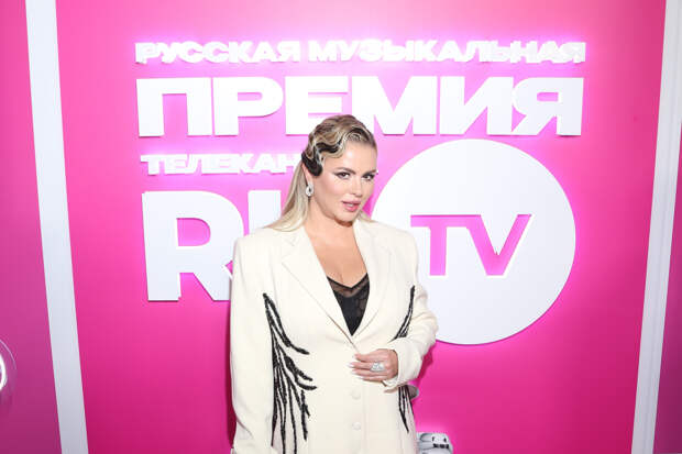 Певица Анна Семенович ответила на обвинения жены своего бойфренда