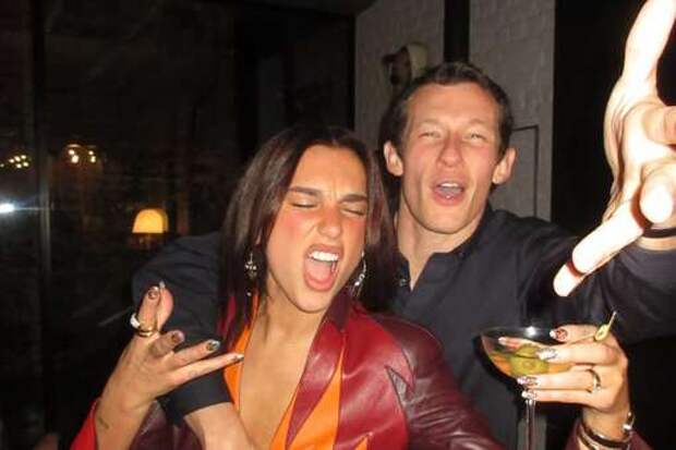 Певица Дуа Липа в кожаной куртке снялась с бойфрендом в Новый год