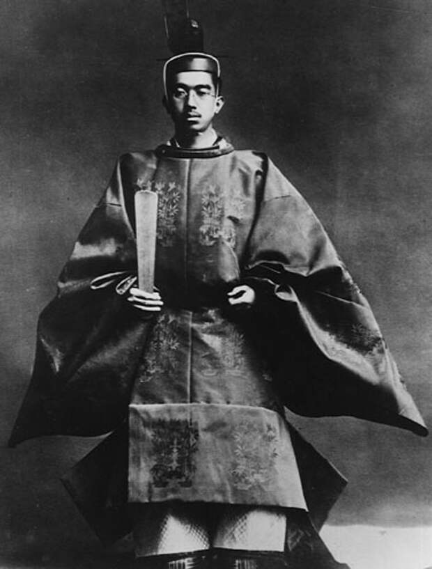 Emperor_Hirohito_coronation_1928.jpg