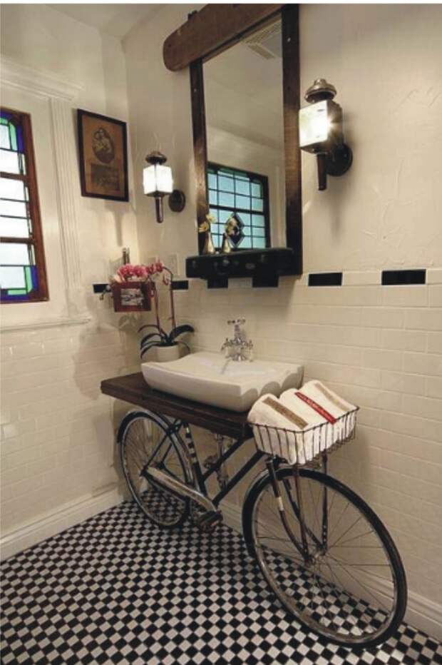 16. Старый велосипед может отлично вписать в интерьер ванной комнаты вещь, идея, креатив