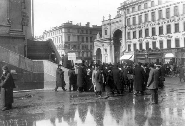 20 марта 1906. Группа у Городской думы, где происходят выборы выборщиков в Первую Государственную думу.