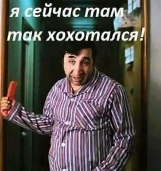 Самое ужасное в последние дни перед Новым годом,   это то, что в холодильнике полно еды...