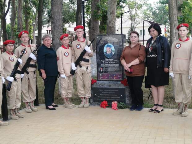 В Песчаном Бахчисарайского района установили памятный знак гвардии лейтенанту, погибшему в зоне СВО