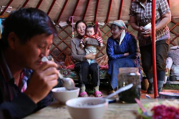 Монголия, 2014 мамы, материнская любовь, мать и дитя, путешествия, трогательно, фото, фотомир, фотоочерки