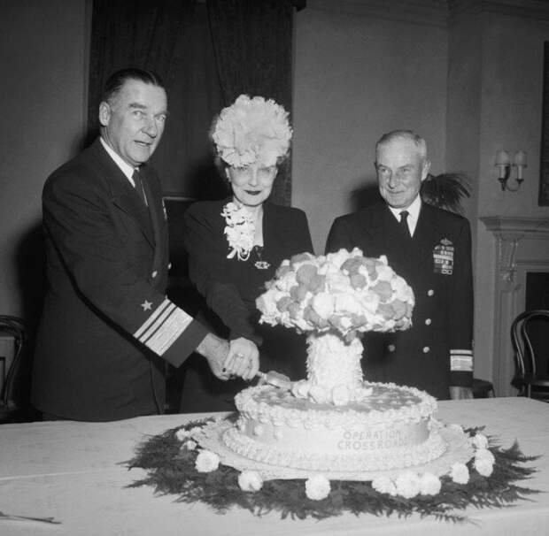 Адмирал Уильям Блэнди и его жена разрезают пирог в форме грибовидного облака, отмечая атомные испытания 1946 года на атолле Бикини. история, ретро, фотографии