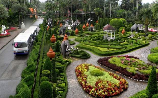 Фигурно подстриженные кустарники в Парке Нонг Нуч в Таиланде. Фото