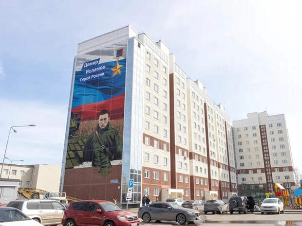 Мурал в честь героя России Дамира Исламова