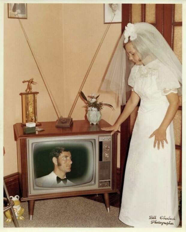 12. "Мои мама с папой в сентябре 1970 года. Это было задолго до появления фотошопа, я без понятия, как фотограф это провернул" 12. "Мои мама с папой в сентябре 1970 года. Это было задолго до появления фотошопа, я без понятия, как фотограф это провернул"