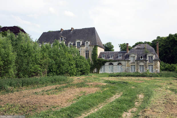 Abandoned castles in France 17