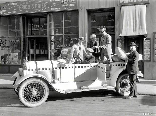Позируют у автомобиля Красного Креста (1922 год) авто, олдтаймер, ретро фотографии, старинные автомобили