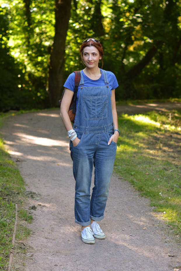 Blue t-shirt, denim dungarees (overalls), tennis shoes