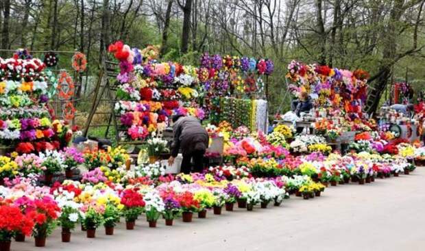 искусственные цветы с кладбища