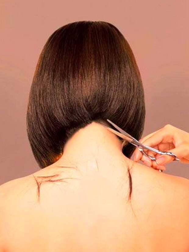 Cut the back of the bob hair