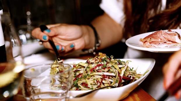 «Ъ»: рестораторы начали уменьшать порции бизнес-ланчей для сдерживания роста цен