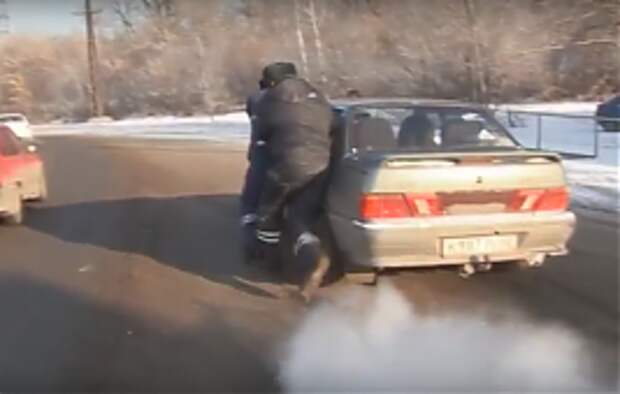 В Кемерове водитель протащил полицейского по дороге 50 метров